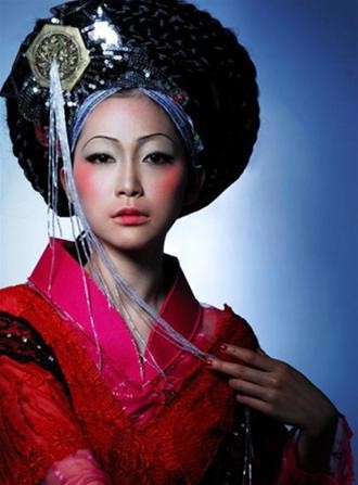 Hình ảnh gợi nhớ geisha xứ sở phù tang. Trong gương mặt trang điểm tưởng như lạnh lẽo, u ám ấy là cả một đại dương xúc cảm đang dậy sóng.(Ảnh: Vietnamtime)